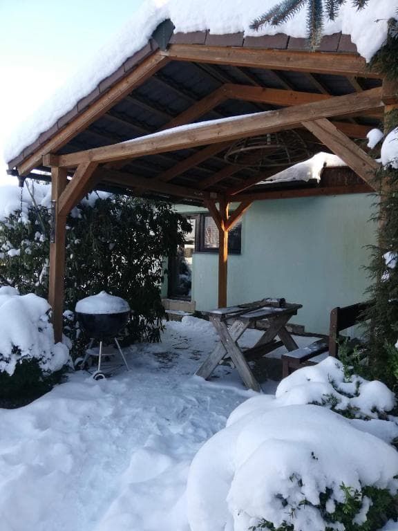 Zimní pohled na pergolu se sněhem