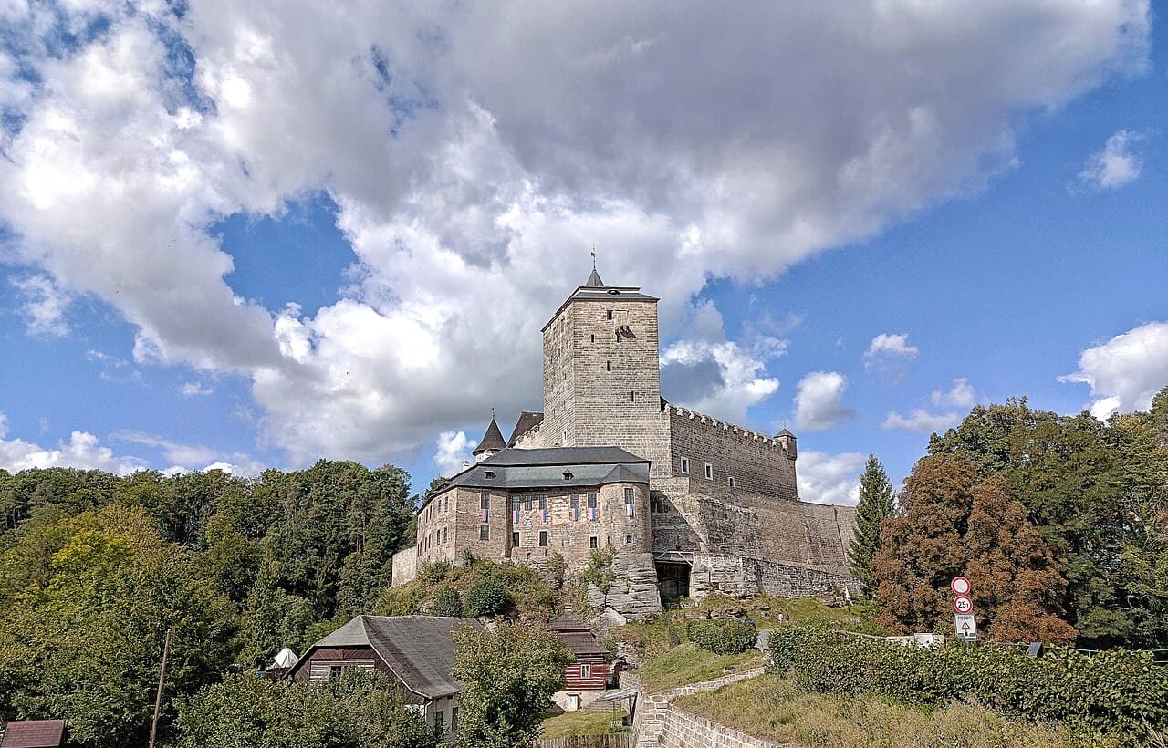Hrad Kost nad řekou Jizerou